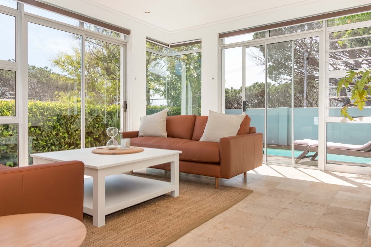 通往泳池区的休息室