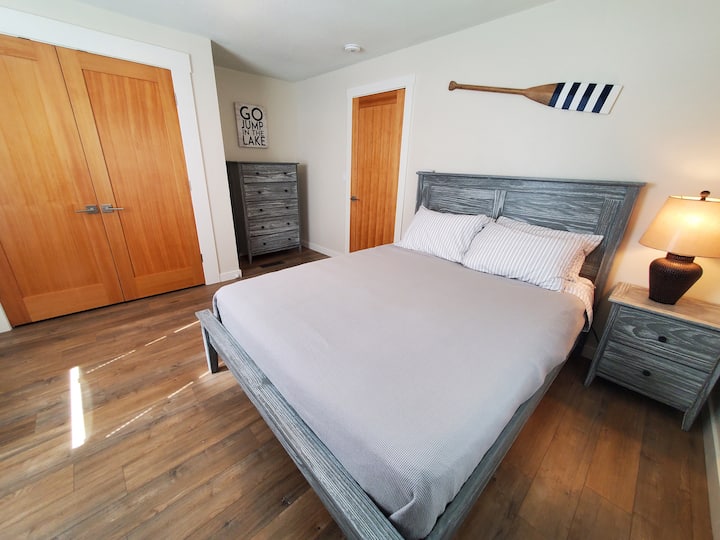 Očistite luksuznu posteljinu za dobar noćni odmor... 
Također, na raspolaganju vam je dovoljno prostora u ormaru i komoda.