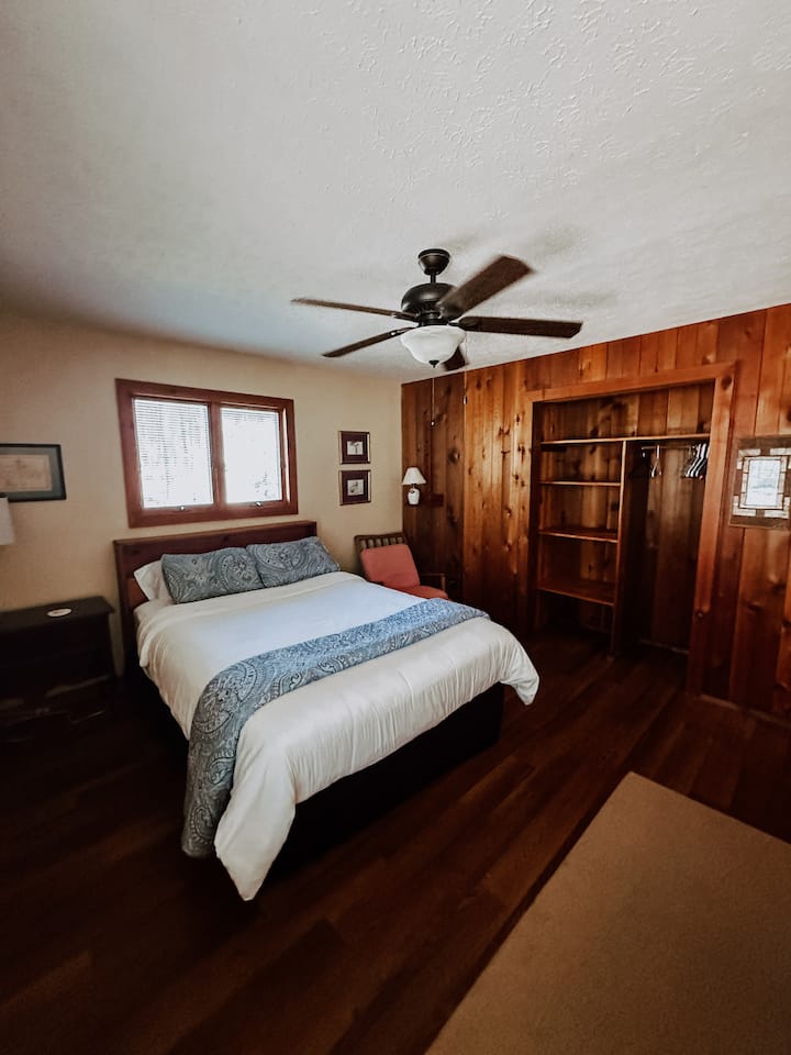 BR 2 Queen-sized bed 