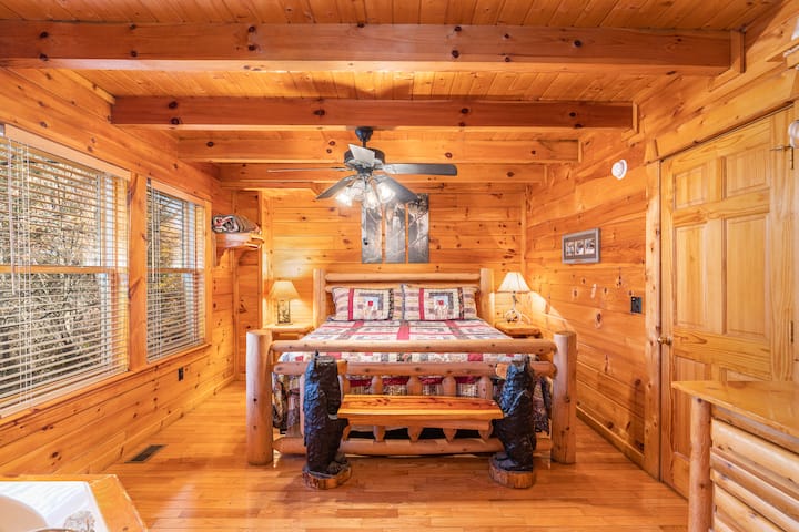 ห้องนอนใหญ่ชั้นล่าง - เตียงคิงไซส์