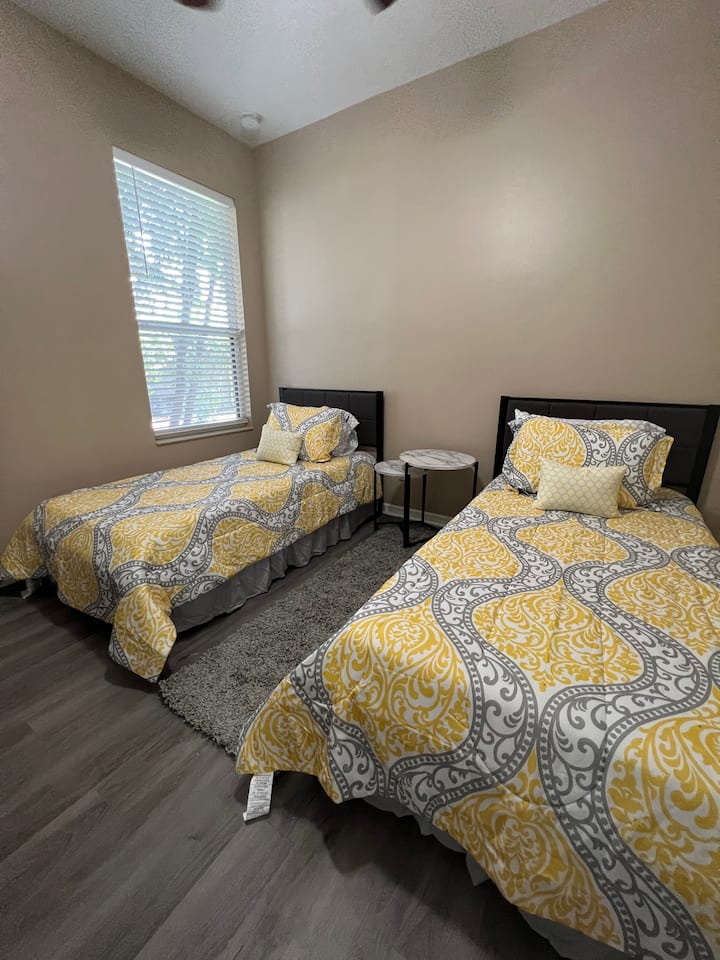 غرفة نوم في الطابق الأول تقع بالقرب من منطقة المعيشة