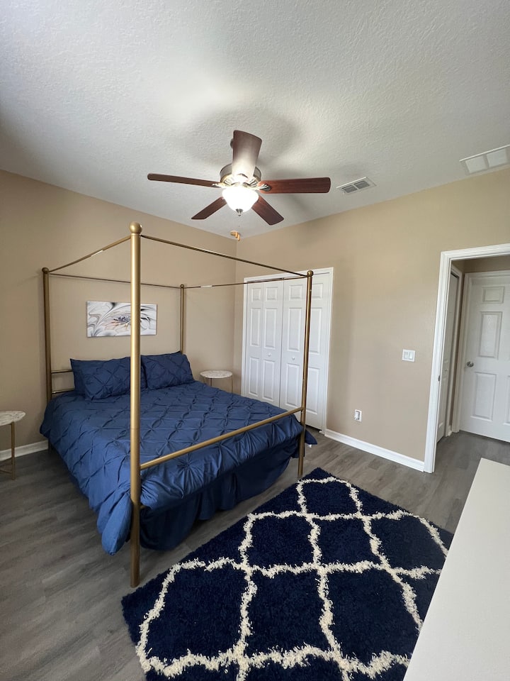 سرير كوين # 1 يقع في الطابق الثاني