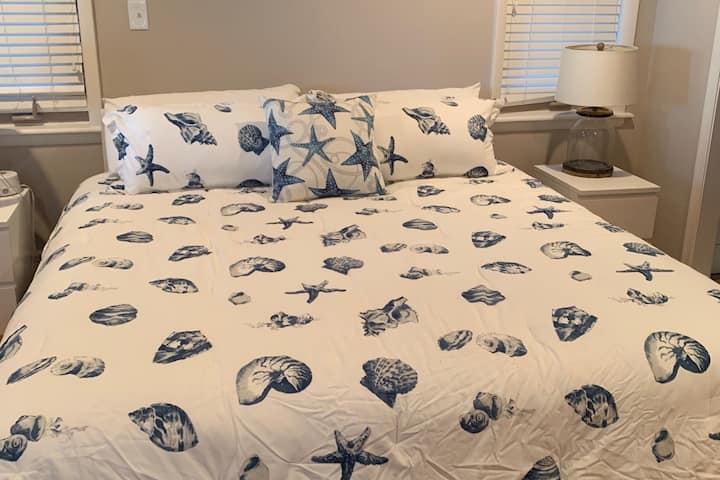 Dormitorio #1:  el refugio principal, con una cama tamaño king, baño privado y ventana de imagen con vistas a la bahía de Chesapeake.