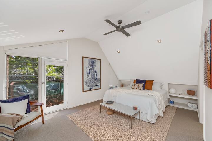 ห้องนอนใหญ่พร้อมเตียงคิงไซส์และเสื้อคลุมแบบวอล์คอิน