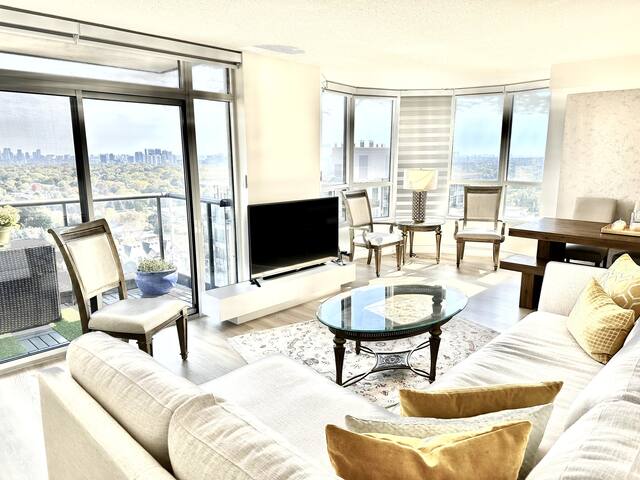 Amazing view 2 Bedroom+ Den/ Free Parking