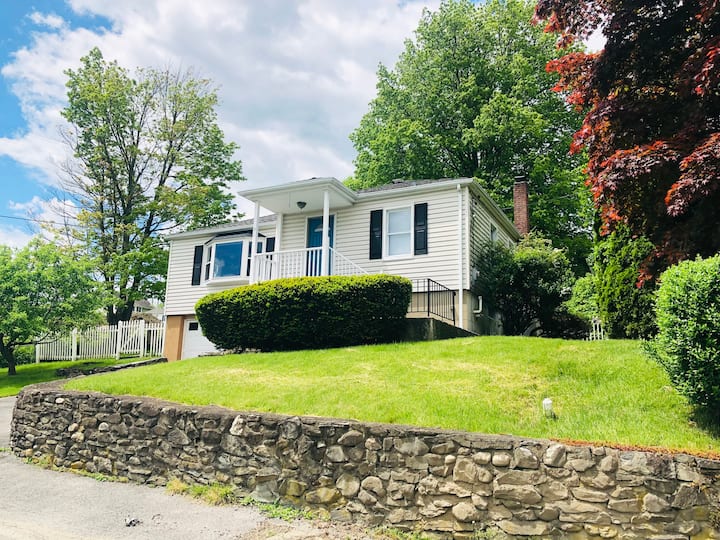 Marlboro Cottage Oasis with Hudson River Sunrise ☼ Cottages for Rent