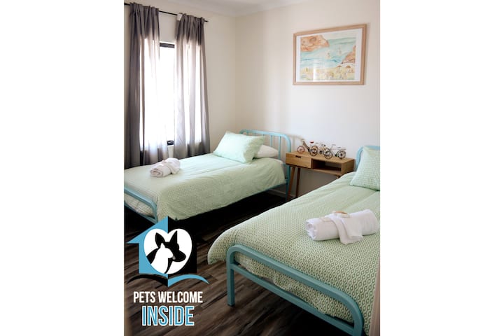 Dormitorio con camas individuales y batas empotradas