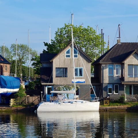 Top Airbnb: Watervakantiewarns, Top location with jetty in Súdwest Fryslân