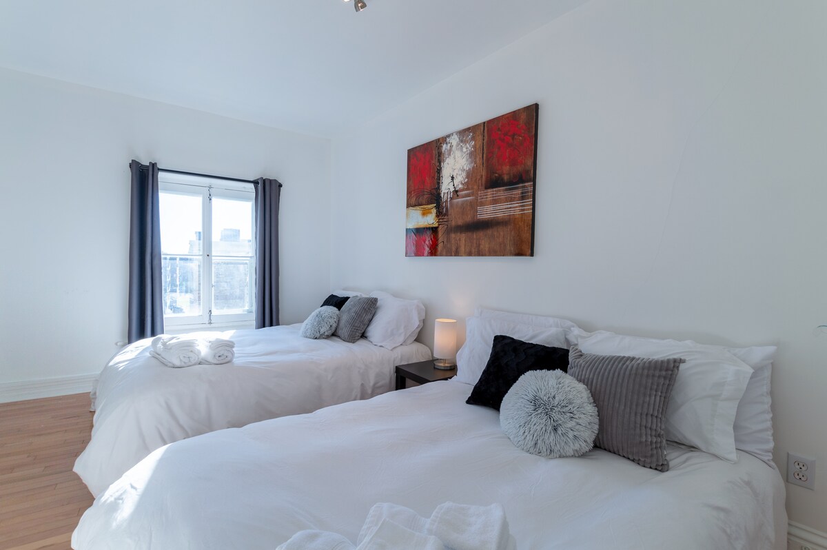 ห้องนอนที่สองมีเตียงคู่สองเตียง