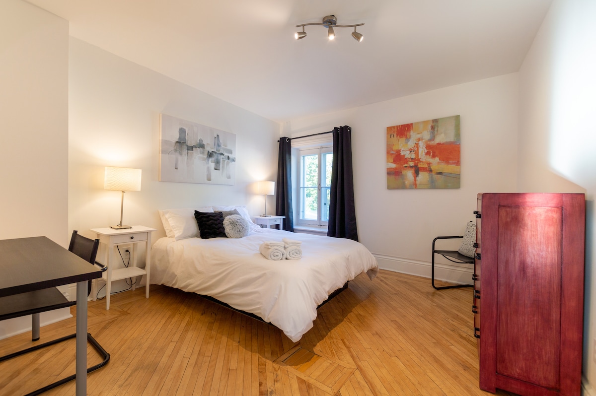 ห้องนอนหลักพร้อมเตียง quenn และโต๊ะทำงาน