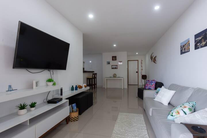 Apto. 2 quartos em condomínio frente à praia