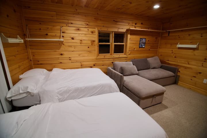 Chambre 4(personnes max. : 5) :
Lit
double Lit double
Sortez le matelas complet du canapé