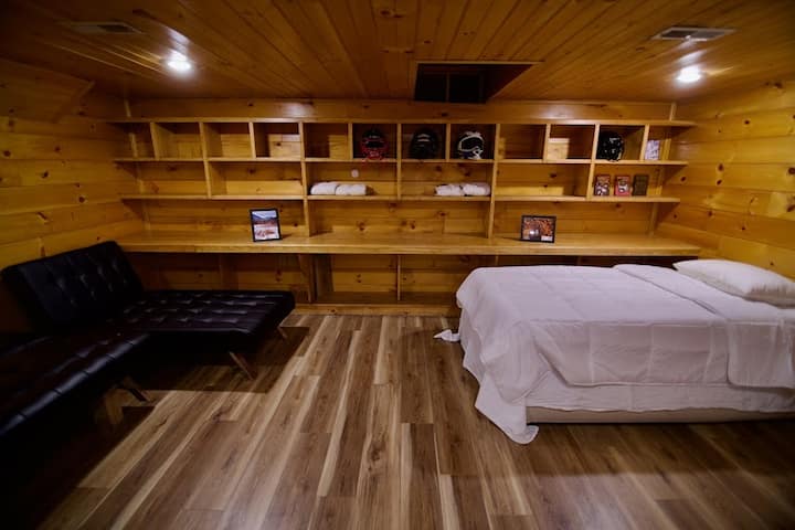 Chambre n °5 :
Matelas gonflable double
Futon/lit de jour complet