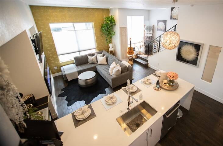 Denver Luxury Retreat – Private Rooftop/Hot Tub gallery image 2