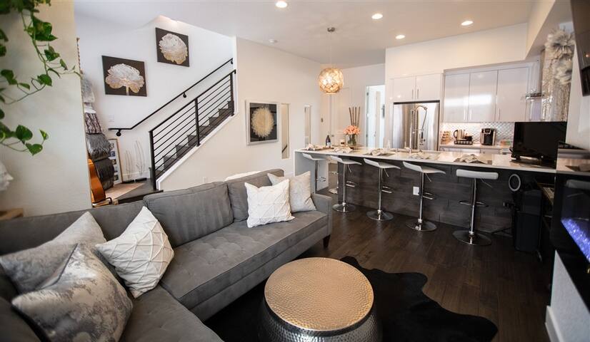 Denver Luxury Retreat – Private Rooftop/Hot Tub gallery image 5