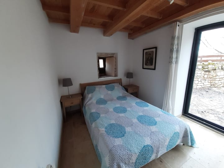 habitación n°1, cama de 140+lavabo