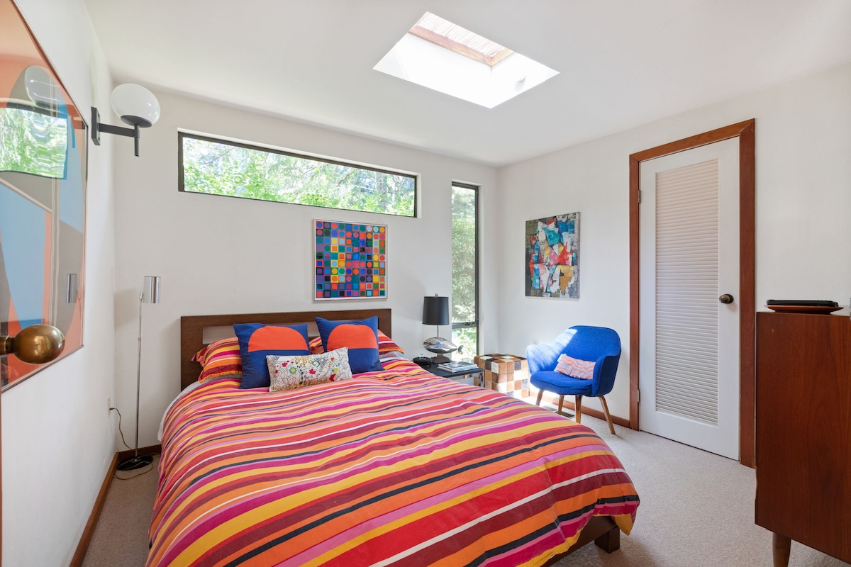 ห้องนอนอยู่ห่างจากห้องน้ำรูปโดย @ lumifulmediasf