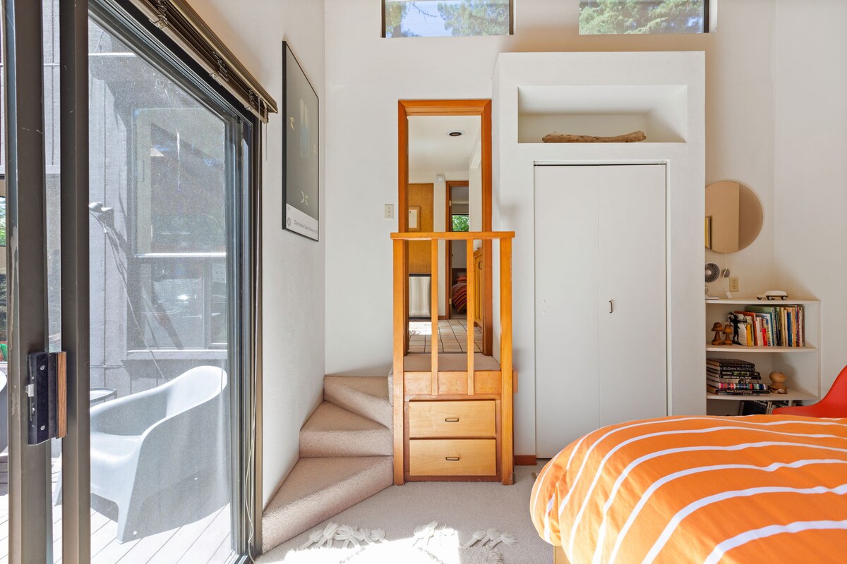 ห้องนอนใหญ่ออกจากดาดฟ้าหลักพร้อมเพดานห้องใต้หลังคารูปโดย @ lumifulmediasf