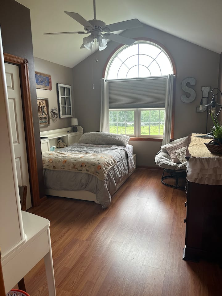 בחדר שינה 3 יש מיטה בגודל מלא ושולחן. מושלם לעבודה מהבית. 