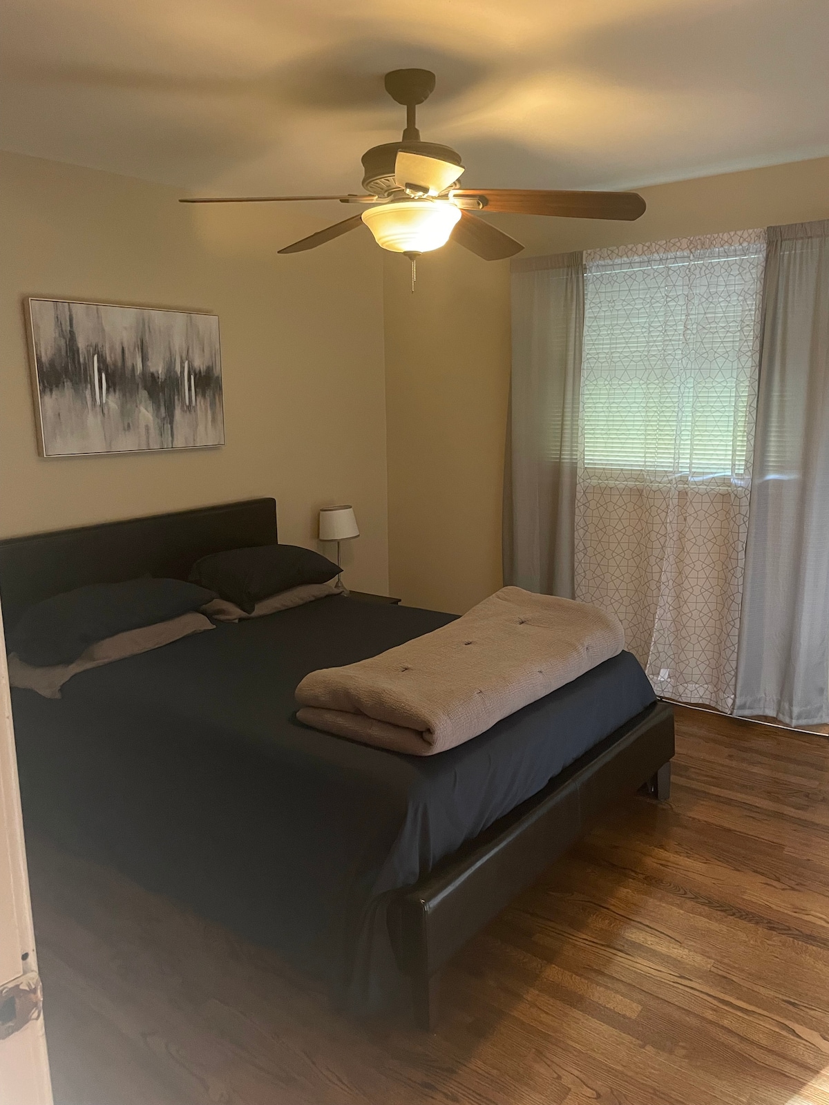 Dormitorio 1. Cama tamaño queen en la plataforma. 