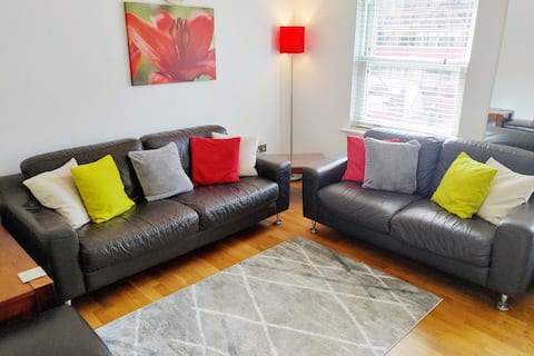 2 Bed, 2 bath(sleeps up to 5) Central+FREE parking