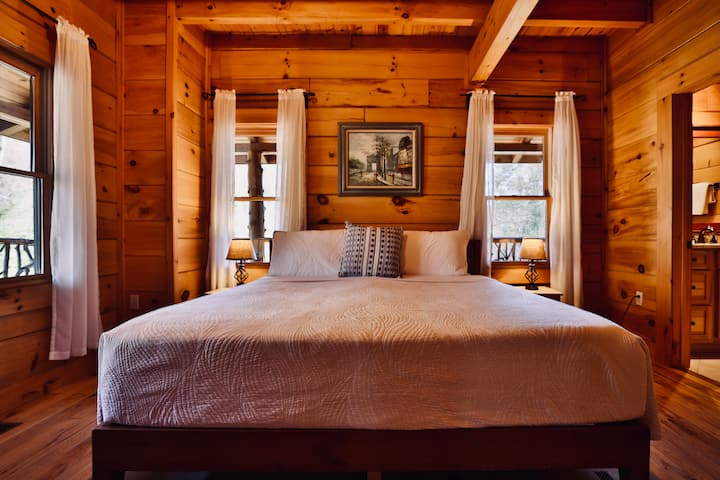 تقع غرفة النوم الرئيسية في الطابق الأول في الفيضانات بالضوء الطبيعي، وهذا السرير الكبير بحجم كينغ مريح للغاية. 