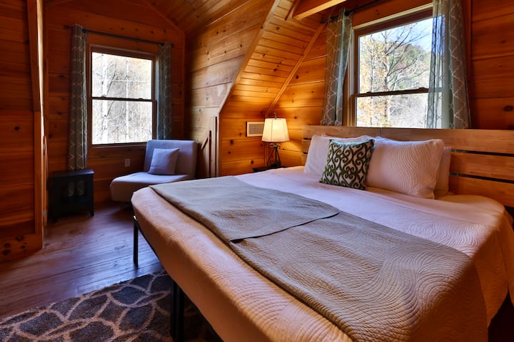 هذه أول غرفتي نوم تقعان في الطابق العلوي. عادة ما يتم تعيين غرفة النوم على سرير كينج ولكن يمكن تغييرها إلى توأمين إذا كانت مجموعتك تفضل ذلك. 