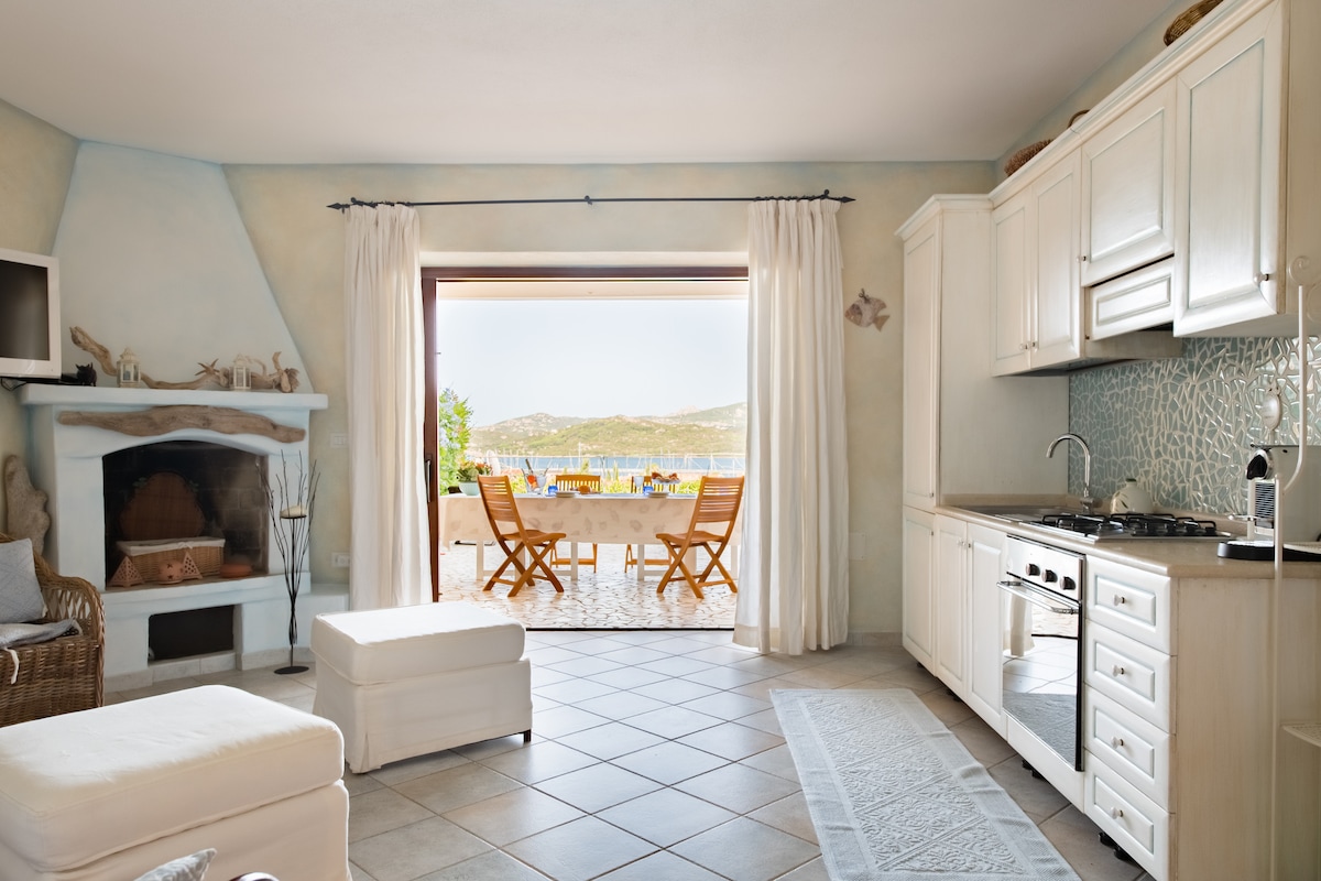 Всекидневна и вътрешна кухня на открито с директен достъп до терасата.
Можете да се насладите на обядите си на открито, но далеч от директното слънце!
