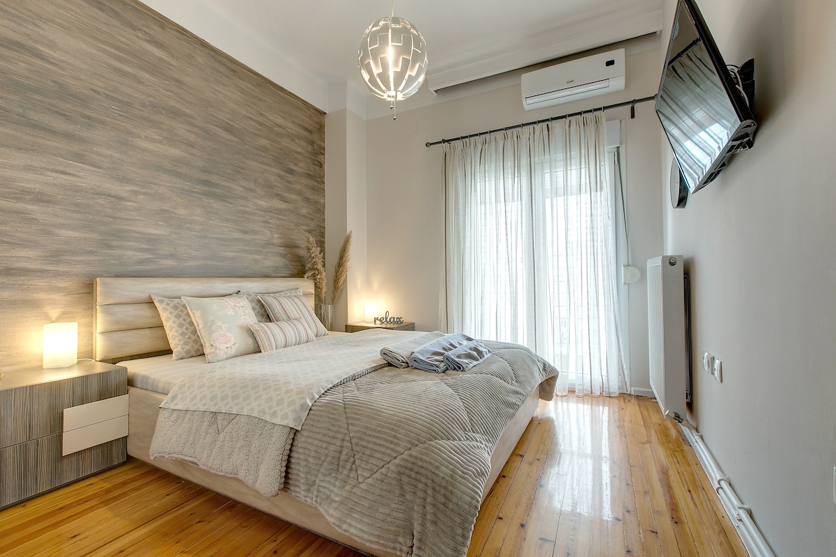 Საძინებელი 2, რომელიც ათონოსის მოედანს გადაჰყურებს 