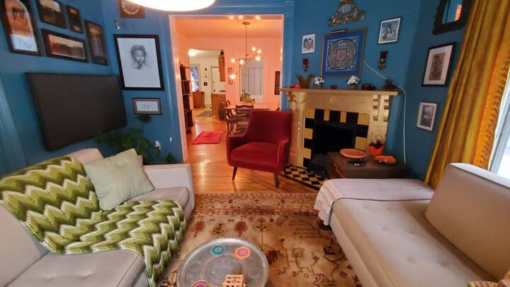 Ninakusanya sanaa nyingi na samani za zamani.