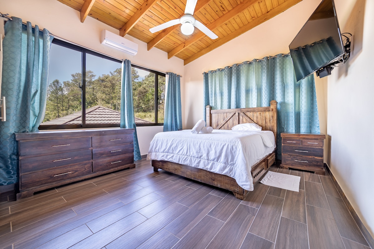 ห้อง #2 

- Wi-Fi
- สมาร์ททีวี (เคเบิลทีวี + เน็ตฟลิกซ์)
- เครื่องปรับอากาศ
- พัดลมเพดาน
- ห้องน้ำในตัว