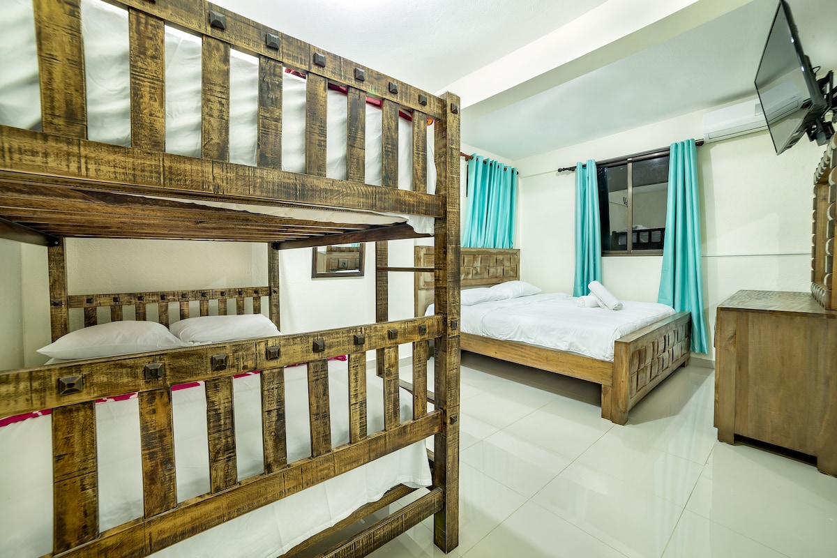 ห้อง #5

- Wi-Fi
- สมาร์ททีวี (เคเบิลทีวี + เน็ตฟลิกซ์)
- เครื่องปรับอากาศ
- ห้องน้ำรวม