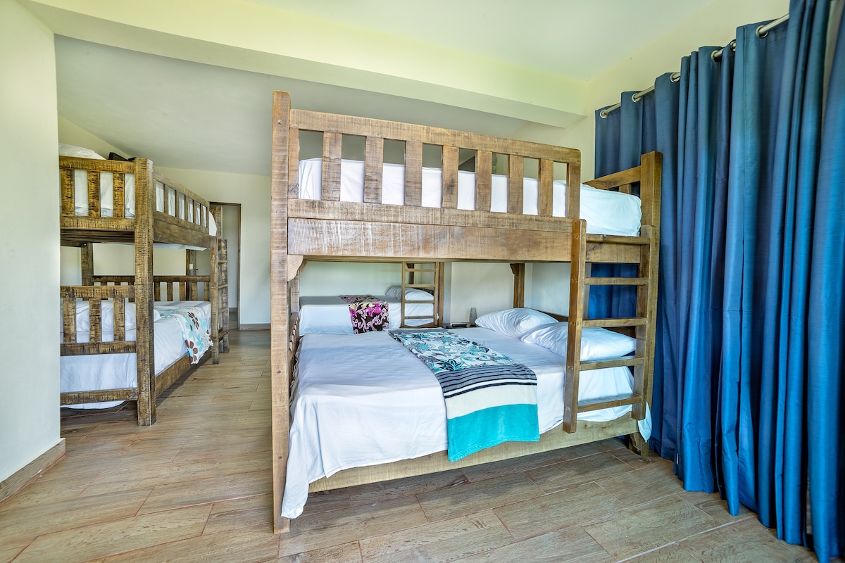 ห้อง #7

- Wi-Fi
- ทีวี (เคเบิล)
- เครื่องปรับอากาศ
- ห้องน้ำในตัว