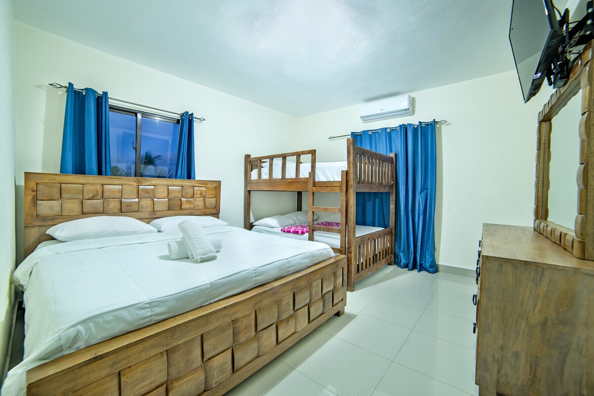 ห้อง #3 

- Wi-Fi
- สมาร์ททีวี (เคเบิลทีวี + เน็ตฟลิกซ์)
- เครื่องปรับอากาศ
- ห้องน้ำในตัว