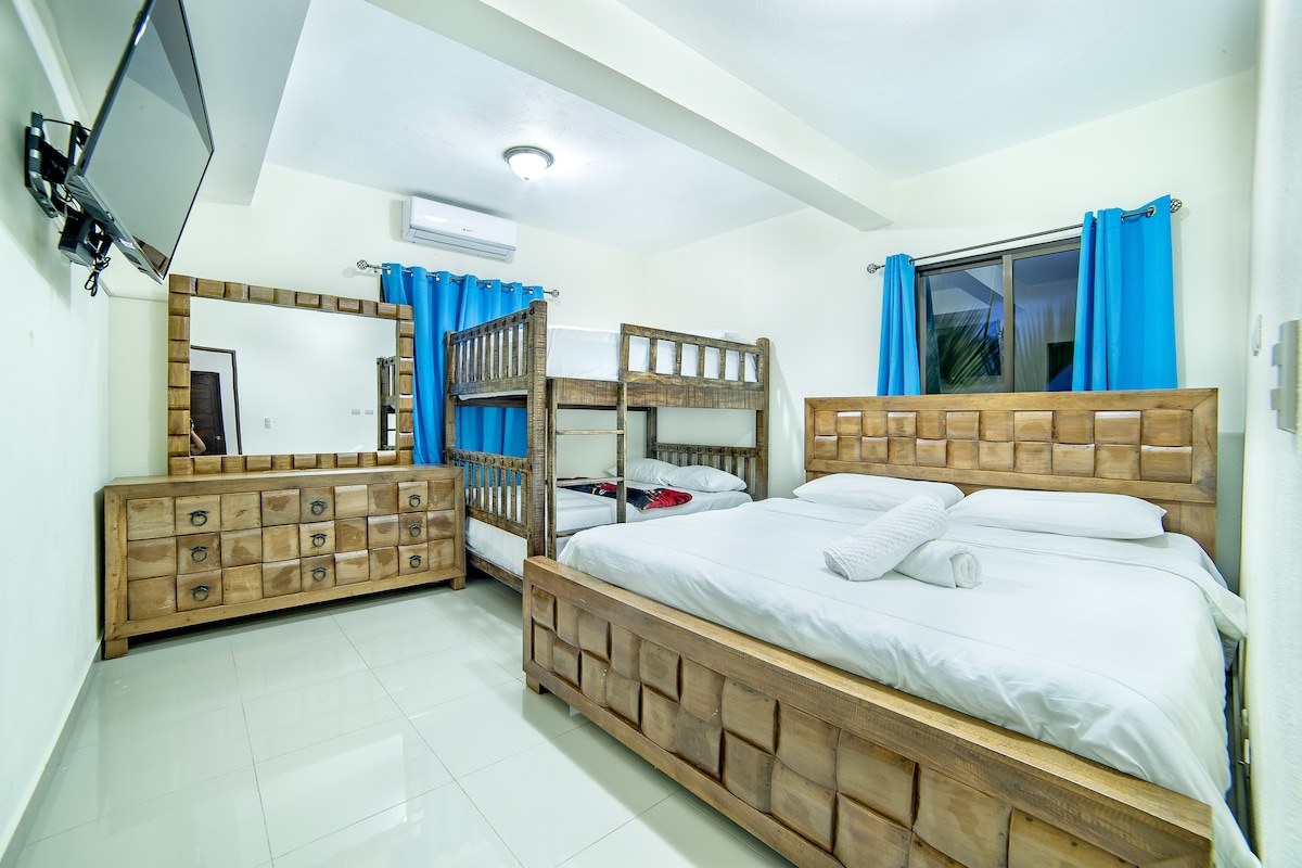 ห้อง #4

- Wi-Fi
- สมาร์ททีวี (เคเบิลทีวี + เน็ตฟลิกซ์)
- เครื่องปรับอากาศ
- ห้องน้ำรวม