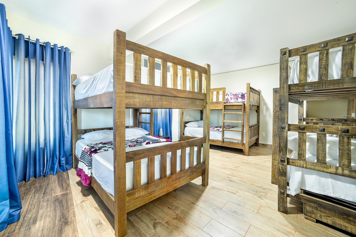 ห้อง #6

- Wi-Fi
- ทีวี (เคเบิล)
- เครื่องปรับอากาศ
- ห้องน้ำในตัว