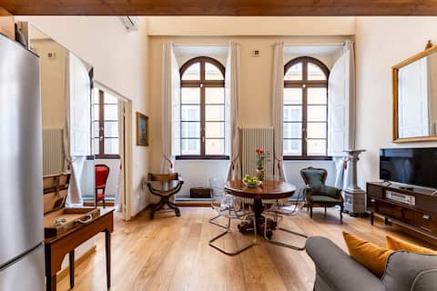 Top performing Airbnb: Apartment amid History and Design near the Duomo in Firenze