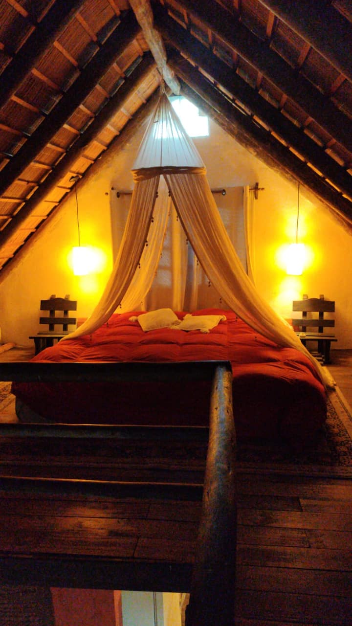 חדר שינה בקומת הביניים עם מיטת קינג סייז