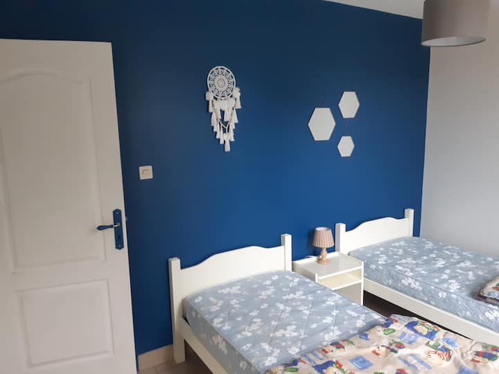 habitación con 2 camas individuales + un armario