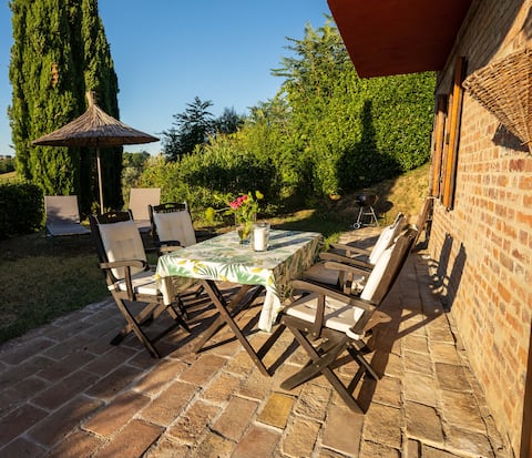 Top performing Airbnb: Peaceful Garden Apartment spectacular sunset views in Castiglione Del Lago
