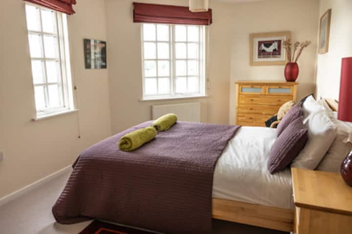 一楼双人ROM （ Queen Size Bed ）