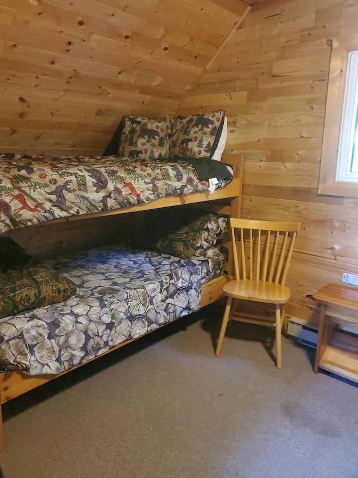 kitanda kimoja juu ya ghorofa moja katika chumba cha kulala cha 2