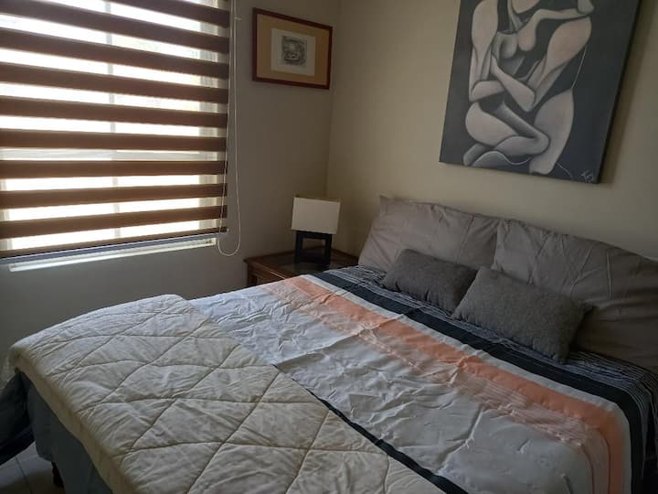 غرفة نوم بسرير مزدوج