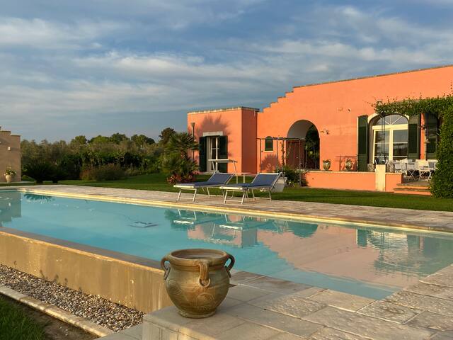 Light flooded Poolvilla embedded in vinyeards gallery image 2