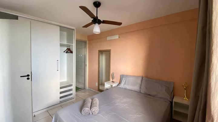 Chambre double avec lit 138 cm de large x 188 cm de profondeur. Avec ventilateur de plafond, grand miroir et placard avec des têtes transversales.