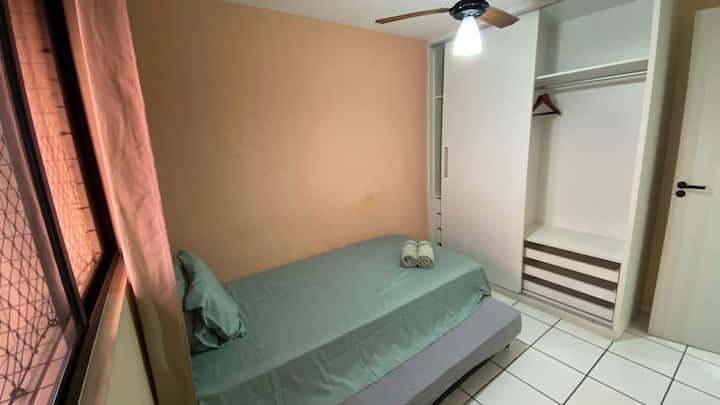 Chambre simple, avec lits jumeaux d'une hauteur de 800 cm X 88 cm de large.  Ventilateur de plafond et placard avec croix.