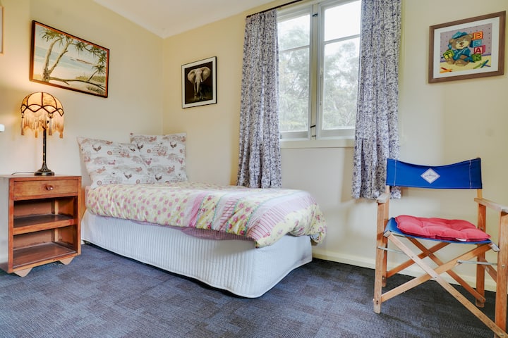 një pushim i qetë me të dyja dritaret me pamje nga kopshtet