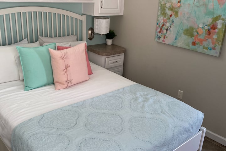 您的独立卧室是旅行者休息和充电的完美天堂！ 在探索公园或忙碌工作一天后，他们可以回到专为宁静和放松而设计的舒适空间。
