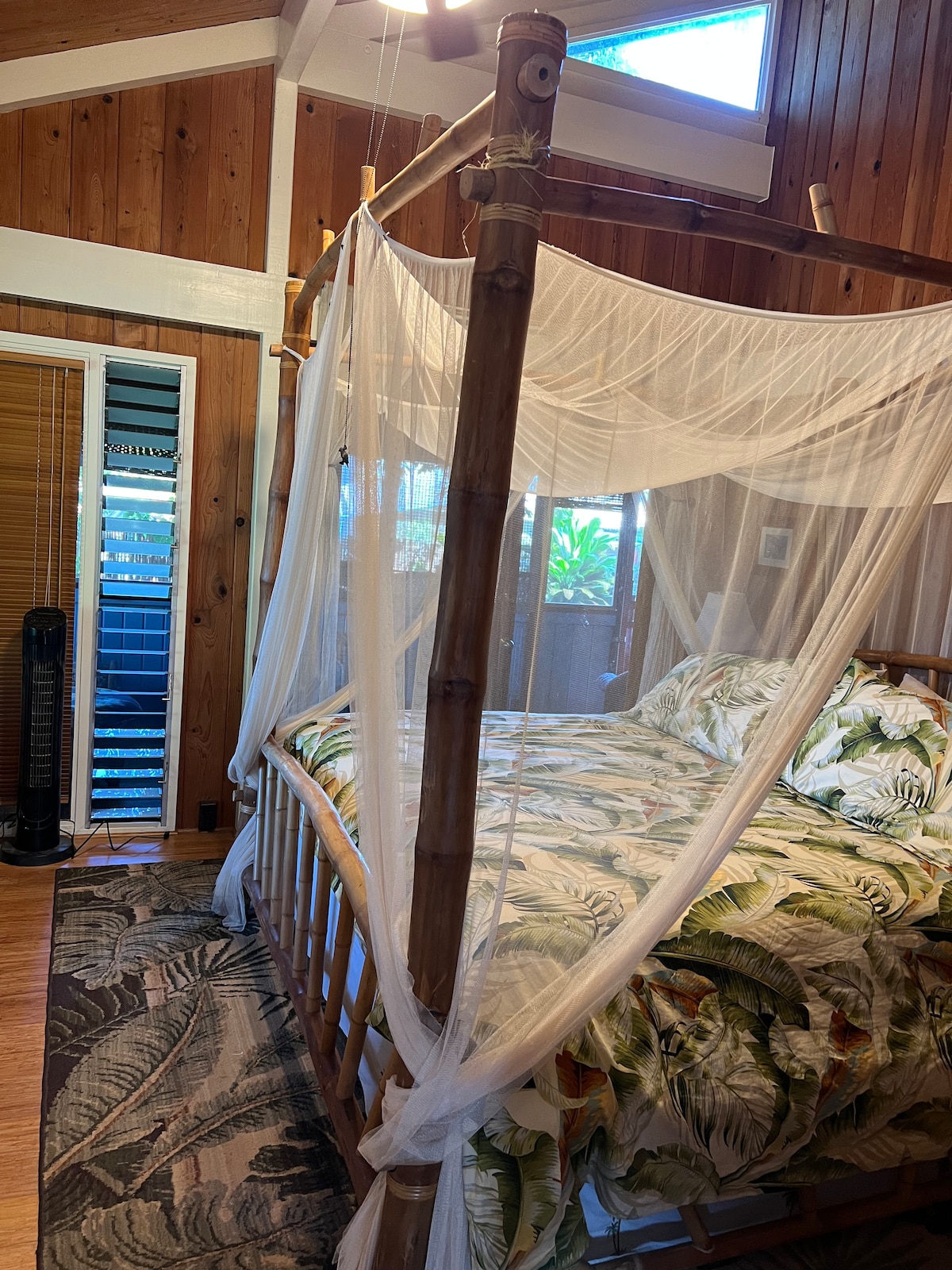 Главната спална соба има двојни врати кои водат до проверениот ланај.