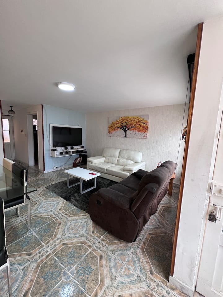 客厅非常舒适，配备55英寸电视，让您在住宿期间感到舒适，享用美味的咖啡或观看您最喜爱的电影。